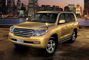 Аренда для мероприятия Toyota Land Cruiser 200 белого/черного цвета.