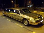 Аренда для мероприятия лимузина Lincoln Town Car  белого цвета.