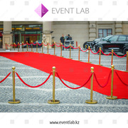 Красная ковровая дорожка с VIP ограждениями.
