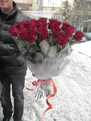 25 красных роз 60 см