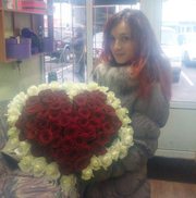 Сердце из 75 красных и белых роз 60 см