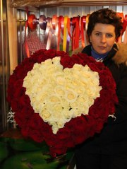 Сердце из 101 красной  и белой розы 70 см